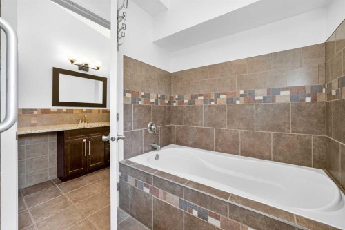 2831 Brecken Road Nw, Calgary, AB - Indoor Photo Showing Bathroom