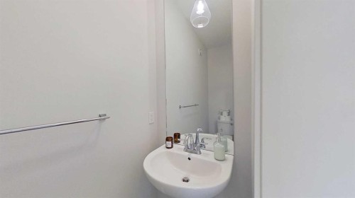 184 Emberside Place, Cochrane, AB - Indoor Photo Showing Bathroom