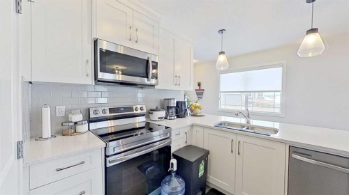 184 Emberside Place, Cochrane, AB - Indoor Photo Showing Kitchen With Double Sink With Upgraded Kitchen
