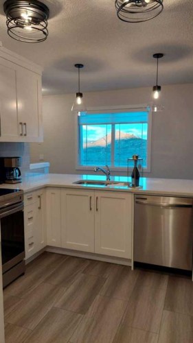 184 Emberside Place, Cochrane, AB - Indoor Photo Showing Kitchen