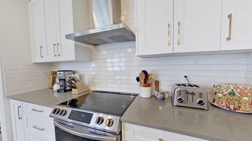 184 Emberside Place, Cochrane, AB - Indoor Photo Showing Kitchen