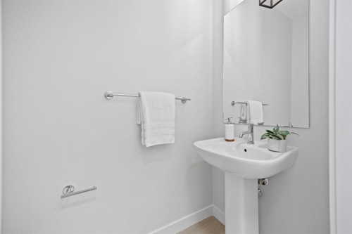 56 Fireside Common, Cochrane, AB - Indoor Photo Showing Bathroom