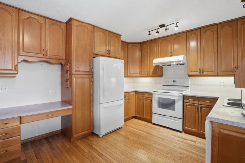 622 58 Street Se, Calgary, AB - Indoor Photo Showing Kitchen With Double Sink