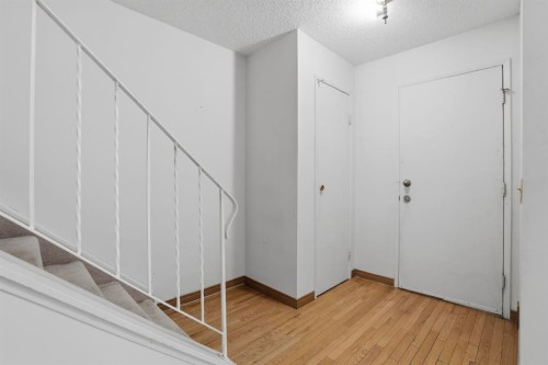 622 58 Street Se, Calgary, AB - Indoor Photo Showing Other Room