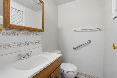 622 58 Street Se, Calgary, AB - Indoor Photo Showing Bathroom