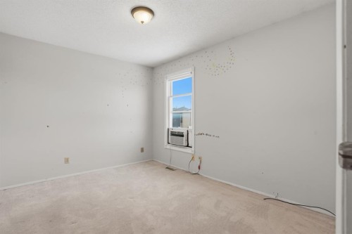 622 58 Street Se, Calgary, AB - Indoor Photo Showing Other Room