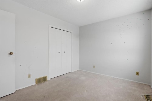 622 58 Street Se, Calgary, AB - Indoor Photo Showing Other Room