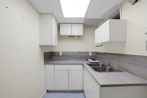 622 58 Street Se, Calgary, AB - Indoor Photo Showing Kitchen With Double Sink