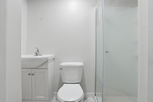 622 58 Street Se, Calgary, AB - Indoor Photo Showing Bathroom