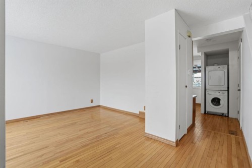 622 58 Street Se, Calgary, AB - Indoor Photo Showing Other Room