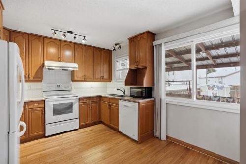 622 58 Street Se, Calgary, AB - Indoor Photo Showing Kitchen With Double Sink