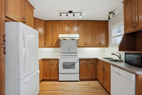 622 58 Street Se, Calgary, AB - Indoor Photo Showing Kitchen With Double Sink