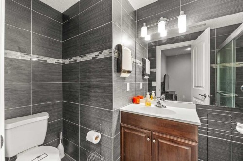 240 Evanspark Gardens Nw, Calgary, AB - Indoor Photo Showing Bathroom