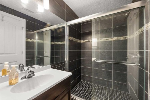 240 Evanspark Gardens Nw, Calgary, AB - Indoor Photo Showing Bathroom