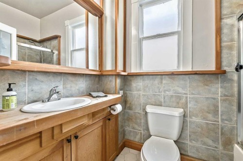430 15 Avenue Ne, Calgary, AB - Indoor Photo Showing Bathroom