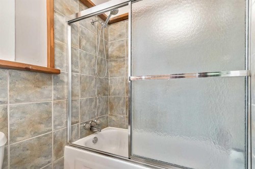 430 15 Avenue Ne, Calgary, AB - Indoor Photo Showing Bathroom