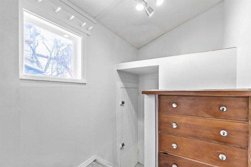 430 15 Avenue Ne, Calgary, AB - Indoor Photo Showing Other Room