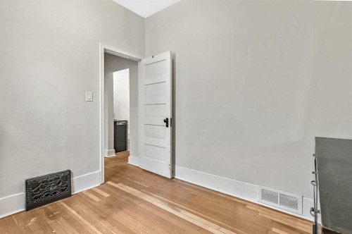 430 15 Avenue Ne, Calgary, AB - Indoor Photo Showing Other Room