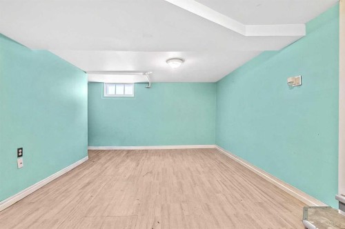 430 15 Avenue Ne, Calgary, AB - Indoor Photo Showing Other Room