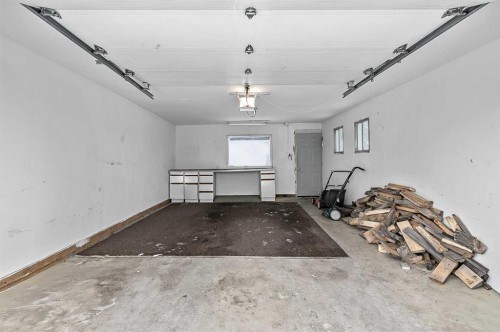 430 15 Avenue Ne, Calgary, AB - Indoor Photo Showing Garage