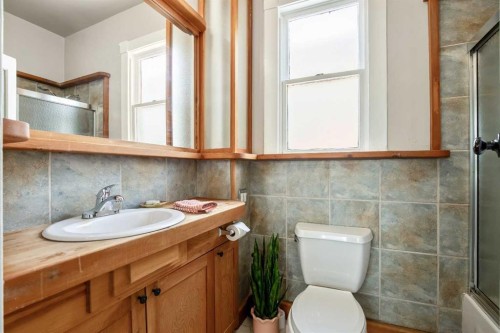430 15 Avenue Ne, Calgary, AB - Indoor Photo Showing Bathroom