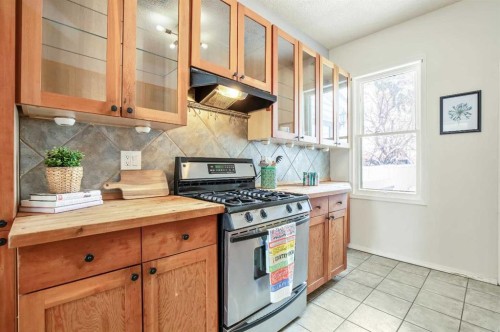 430 15 Avenue Ne, Calgary, AB - Indoor Photo Showing Kitchen