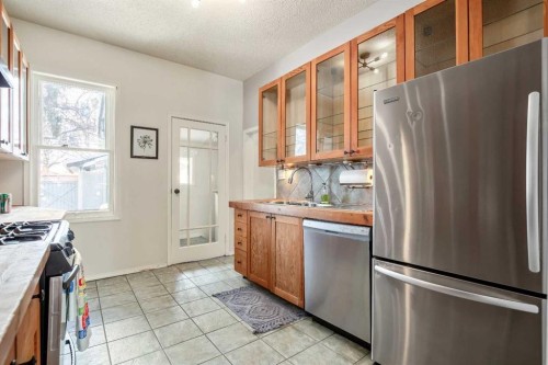 430 15 Avenue Ne, Calgary, AB - Indoor Photo Showing Kitchen