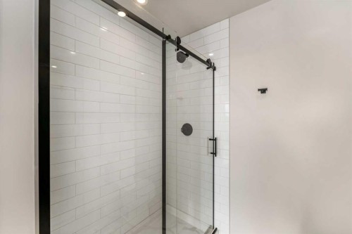 603-8375 Broadcast Avenue Sw, Calgary, AB - Indoor Photo Showing Bathroom