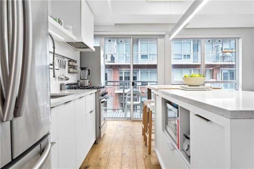 420-63 Inglewood Park Se, Calgary, AB - Indoor Photo Showing Kitchen