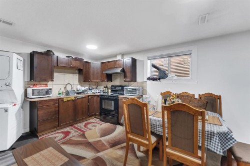 11 Saddlebrook Way Ne, Calgary, AB - Indoor Photo Showing Kitchen