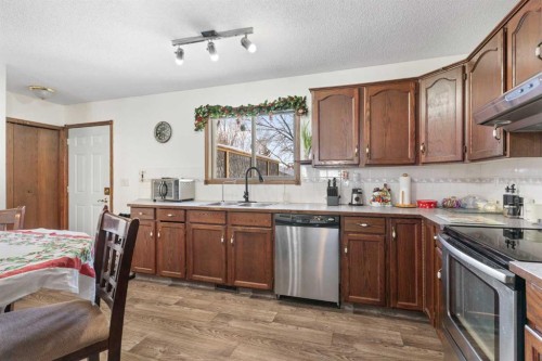 18 Greenview Crescent, Strathmore, AB - Indoor Photo Showing Kitchen With Stainless Steel Kitchen