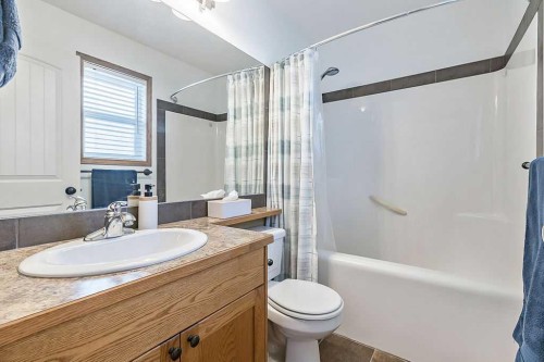 518 Sunrise Way Sw, Diamond Valley, AB - Indoor Photo Showing Bathroom