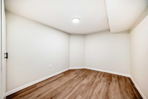 624 Shawinigan Drive Sw, Calgary, AB - Indoor Photo Showing Other Room