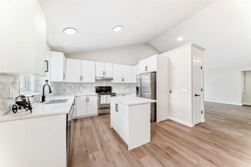 624 Shawinigan Drive Sw, Calgary, AB - Indoor Photo Showing Kitchen