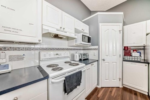12 Taravista Crescent Ne, Calgary, AB - Indoor Photo Showing Kitchen