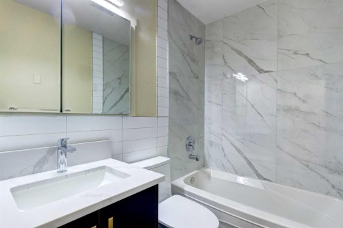 2443 42 Street Se, Calgary, AB - Indoor Photo Showing Bathroom