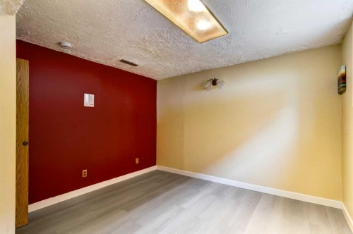2443 42 Street Se, Calgary, AB - Indoor Photo Showing Other Room
