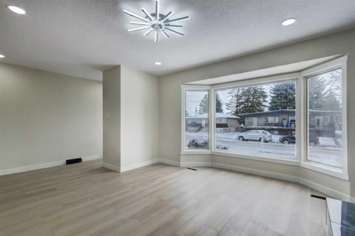 2443 42 Street Se, Calgary, AB - Indoor Photo Showing Other Room