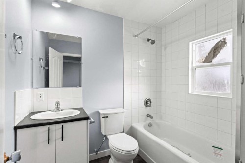 8531 47 Avenue Nw, Calgary, AB - Indoor Photo Showing Bathroom