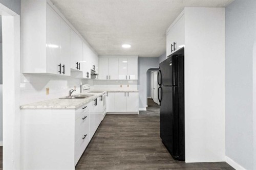 8531 47 Avenue Nw, Calgary, AB - Indoor Photo Showing Kitchen