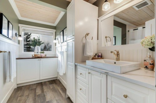 1220 Meadowbrook Drive Se, Airdrie, AB - Indoor Photo Showing Bathroom