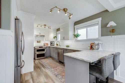 1220 Meadowbrook Drive Se, Airdrie, AB - Indoor Photo Showing Kitchen With Upgraded Kitchen
