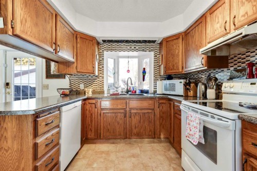 808 5 Avenue Sw, High River, AB - Indoor Photo Showing Kitchen