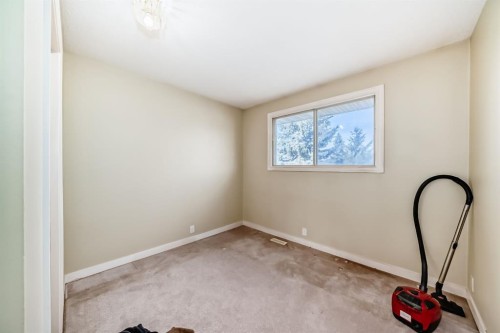 247 Bracewood Road Sw, Calgary, AB - Indoor Photo Showing Other Room