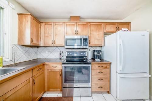 247 Bracewood Road Sw, Calgary, AB - Indoor Photo Showing Kitchen