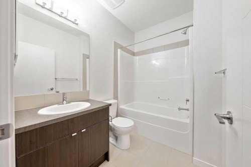 708 Evansridge Common Nw, Calgary, AB - Indoor Photo Showing Bathroom