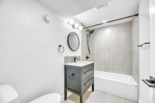32 Allandale Close Se, Calgary, AB - Indoor Photo Showing Bathroom