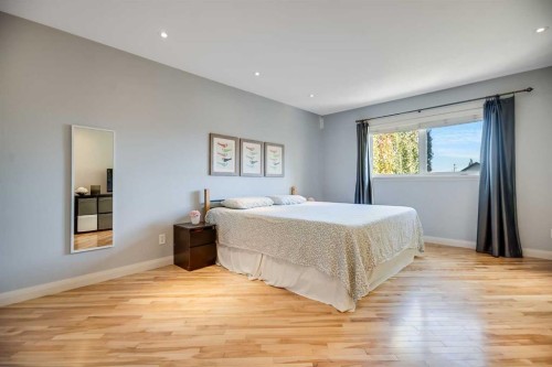 113 Somerside Green Sw, Calgary, AB - Indoor Photo Showing Bedroom