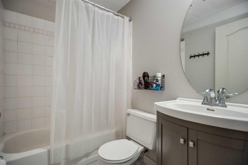 113 Somerside Green Sw, Calgary, AB - Indoor Photo Showing Bathroom