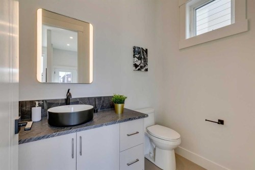 2013 23 Avenue Nw, Calgary, AB - Indoor Photo Showing Bathroom